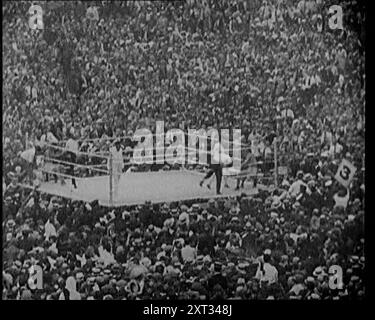 Blick auf den Boxring in einem überfüllten Sportstadion für ein Spiel zwischen George Carpentier und Jack Dempsey, 1921. Aus "Time to Remember - The Time When Little Happened", 1921 (Reel 3); Ereignisse von 1921 - Irish treaty, Mad Stunts and Newspapers at Work. Stockfoto