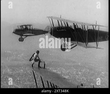 Ein Wing Walking weiblicher Zivilist ändert das Rad eines Flugzeugs im Flug 1926. Aus „Time to Remember 1926 – Short Sharp Shower“ (Reel 2); Dokumentarfilm über 1926 – General Strike, internationale Politik, Tanz, Wetter und rekordbrechende Meisterleistungen. Stockfoto