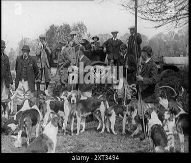 Dachsjagd. Jägerinnen versammeln sich für Fotos mit ihren Hunden, 1921. Aus "Time to Remember - The Time When Little Happened", 1921 (Reel 1); Ereignisse von 1921 - Irish treaty, Mad Stunts and Newspapers at Work. Stockfoto