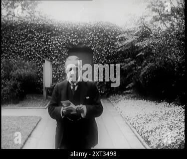 Premierminister von Großbritannien, Stanley Baldwin, Walking in the Gardens at Chequers während Reading, 1926. Aus „Time to Remember 1926 – Short Sharp Shower“ (Reel 4); Dokumentarfilm über 1926 – General Strike, internationale Politik, Tanz, Wetter und rekordbrechende Meisterleistungen. Stockfoto
