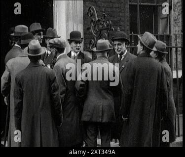 George Lansbury und andere Gewerkschaftsführer standen vor der Downing Street 10 in London, 1920. "Als George Lansbury und andere gewerkschaftsführer in die Downing Street gingen, um über Großbritanniens wachsende Arbeitsprobleme zu diskutieren, diente ein Konflikt zwischen Polizei und Demonstranten dazu, zu zeigen, dass dies ein Frieden war, der keineswegs so viel versprechend war, wie er gewesen sein könnte." Aus "Time to Remember - the Plunge into Peace", 1920 (Reel 4); Ereignisse von 1920 - Hochzeiten, Frauenrechte, industrielle Unruhen und Probleme in Irland Stockfoto