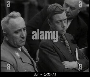 Edward, seine Königliche Hoheit, der Duke of Windsor, Watching an Orchestra, 1937. Aus „Time to Remember – the Powers that WHO WE“, 1930er Jahre (Walze 1); ein Dokumentarfilm über verschiedene wichtige Figuren der 1930er Jahre Stockfoto