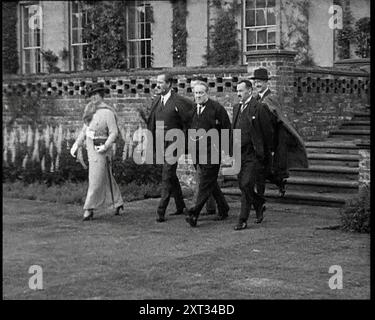 Stanley Baldwin, der britische Premierminister, der mit anderen aus Himley Hall ging, 1930er Jahre Aus „Time to Remember – the Powers that WHO WE“, 1930er Jahre (Reel 2); ein Dokumentarfilm über verschiedene wichtige Figuren der 1930er Jahre Stockfoto