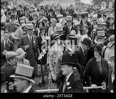 Eine große Menge von elegant gekleideten Menschen in Hüten auf der Ascot Horse Racing Track, 1931. „Bei Ascot [Pferderennen] die Menschenmassen wie immer, die Show der Mode, der Moment der Pracht“. Aus „Time to Remember – A New Era“, 1931 (Reel 4); Dokumentarfilm über die Welt in den frühen 1930er Jahren Stockfoto