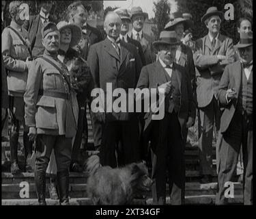 Marschall Ferdinand Foch, französisches Mitglied der Abgeordnetenkammer Aristide Briand, und britischer Premierminister David Lloyd George bei einem Treffen alliierter Führer, Standing on Steps for a Photo, 1920. "...auf der Konferenz der alliierten Führer in Großbritannien entschieden Lloyd George und der Rest, dass die Polen in der kleinen Frage eines Krieges, der zwischen Polen und dem neuen Koloss [Sowjetrussland] tobt, allein gehen müssen. Kleine Kriege müssen im allgemeinen Muster der Friedensstiftung ignoriert werden." Aus „Time to Remember – The Plunge into Peace“, 1920 (Rolle 1); Veranstaltungen von 1920 – Hochzeiten, Damenriff Stockfoto