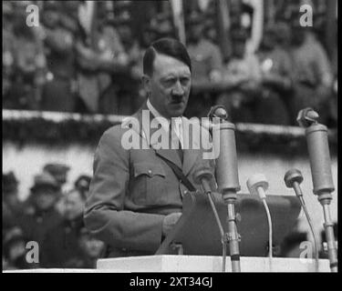 Adolf Hitler hielt eine Rede in den 1930er Jahren Aus "Time to Remember - the Powers that WHO WE", 1930er Jahre (Walze 3); ein Dokumentarfilm über verschiedene wichtige Figuren der 1930er Jahre Stockfoto