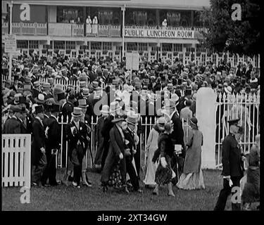 Eine große Menge von elegant gekleideten Menschen in Hüten auf der Ascot Horse Racing Track, 1931. „Bei Ascot [Pferderennen] die Menschenmassen wie immer, die Show der Mode, der Moment der Pracht“. Aus „Time to Remember – A New Era“, 1931 (Reel 4); Dokumentarfilm über die Welt in den frühen 1930er Jahren Stockfoto