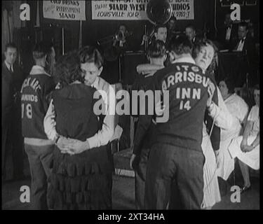 Paare tanzen im Halbschlaf bei einem Marathon Dance Contest, 1926. Aus „Time to Remember 1926 – Short Sharp Shower“ (Reel 2); Dokumentarfilm über 1926 – General Strike, internationale Politik, Tanz, Wetter und rekordbrechende Meisterleistungen. Stockfoto