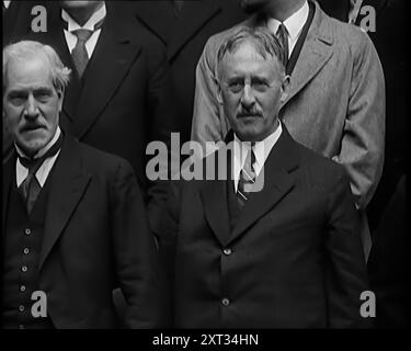 Internationale Staats- und Regierungschefs treffen sich auf den Stufen eines Gebäudes für eine Konferenz über wirtschaftliche Stabilität und Abrüstung. Britischer Premierminister Ramsay MacDonald [links], 1931. Zuerst würde der neue Besen für Frieden fegen. In London trafen sich die Führer von sieben Großmächten, um über internationale Stabilität und Abrüstung zu diskutieren... Wir hatten sogar ein Deutschland im Völkerbund. Ein Hauch echter Versuche, als wären endlich alle vereint in der Erkenntnis der Absurdität des Krieges. Straffung für den Frieden“. Aus „Time to Remember – A New Era“, 1931 (Rolle 1); Dokumentarfilm über die Welt in den frühen Jahren Stockfoto