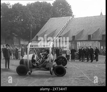 Ein Crashable Car mit einem kreisförmigen Rahmen, der es ermöglicht, vor einer großen Menschenmenge zu testen, 1926. Aus „Time to Remember 1926 – Short Sharp Shower“ (Reel 2); Dokumentarfilm über 1926 – General Strike, internationale Politik, Tanz, Wetter und rekordbrechende Meisterleistungen. Stockfoto