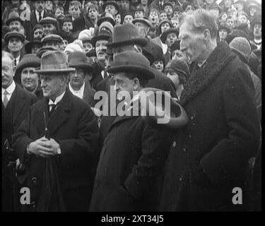 Sir James Barrie steht mit einer Menschenmenge, 1921. Aus "Time to Remember - The Time When Little Happened", 1921 (Reel 2); Ereignisse von 1921 - Irish treaty, Mad Stunts and Newspapers at Work. Stockfoto