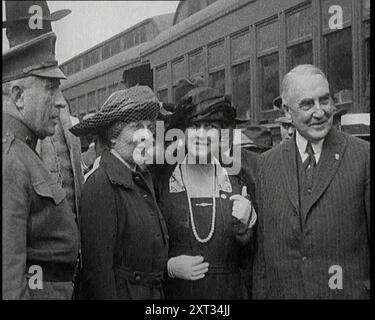 US-Senator aus Ohio und Präsidentschaftskandidat Warren Harding und Ehefrau Florence Kling halten für Fotos mit Unterstützern, 1920. Mr. Harding, der neu gewählt wurde, wollte aufräumen, aber aufräumen ohne grundlegende Veränderung. Denn Mr. Harding war ein großer Vertreter der Denkschule. Aus "Time to Remember - the Plunge into Peace", 1920 (Reel 2); Ereignisse von 1920 - Hochzeiten, Frauenrechte, industrielle Unruhen und Probleme in Irland Stockfoto