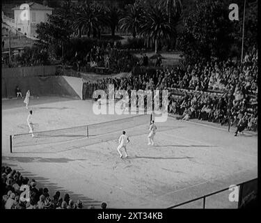 Die Tennisspieler Suzanne Lenglen aus Frankreich und Helen Wills aus den Vereinigten Staaten von Amerika spielen ein Spiel mit zwei männlichen Zivilisten vor einer großen Menschenmenge, 1926. Aus „Time to Remember 1926 – Short Sharp Shower“ ( Walze 3); Dokumentarfilm über 1926 – General Strike, internationale Politik, Tanz, Wetter und rekordbrechende Meisterleistungen. Stockfoto