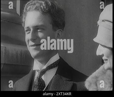 Kronprinz Leopold von Belgien und Prinzessin Astrid von Schweden gehen mit ihren Eltern Prinz Carl von Schweden und Norwegen und Prinzessin Ingeborg von Dänemark, 1926. Aus „Time to Remember 1926 – Short Sharp Shower“ ( Walze 3); Dokumentarfilm über 1926 – General Strike, internationale Politik, Tanz, Wetter und rekordbrechende Meisterleistungen. Stockfoto