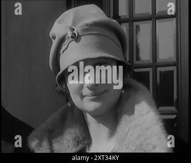 Kronprinz Leopold von Belgien und Prinzessin Astrid von Schweden gehen mit ihren Eltern Prinz Carl von Schweden und Norwegen und Prinzessin Ingeborg von Dänemark, 1926. Aus „Time to Remember 1926 – Short Sharp Shower“ ( Walze 3); Dokumentarfilm über 1926 – General Strike, internationale Politik, Tanz, Wetter und rekordbrechende Meisterleistungen. Stockfoto