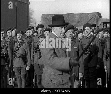 Ein britischer Mann, der die Linien irischer Hilfssoldaten inspiziert und mit ihnen spricht, 1921. Aus "Time to Remember - The Time When Little Happened", 1921 (Reel 2); Ereignisse von 1921 - Irish treaty, Mad Stunts and Newspapers at Work. Stockfoto