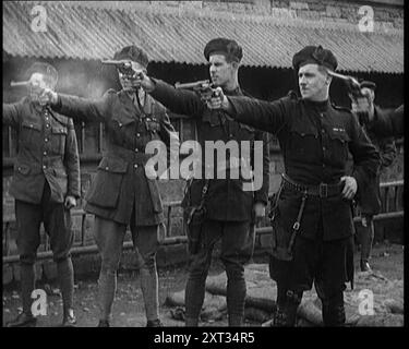 Britische Offiziere feuern Revolver auf Ziele, 1921. Aus "Time to Remember - The Time When Little Happened", 1921 (Reel 2); Ereignisse von 1921 - Irish treaty, Mad Stunts and Newspapers at Work. Stockfoto