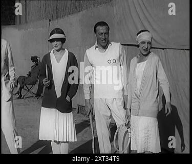 Die Tennisspieler Suzanne Lenglen aus Frankreich und Helen Wills aus den Vereinigten Staaten von Amerika spielen ein Spiel mit zwei männlichen Zivilisten vor einer großen Menschenmenge, 1926. Aus „Time to Remember 1926 – Short Sharp Shower“ ( Walze 3); Dokumentarfilm über 1926 – General Strike, internationale Politik, Tanz, Wetter und rekordbrechende Meisterleistungen. Stockfoto