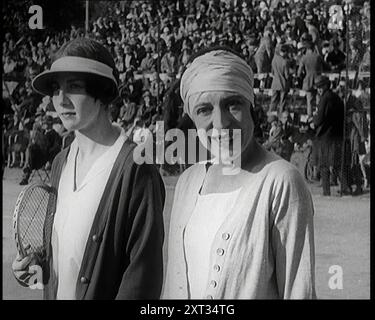 Die Tennisspieler Suzanne Lenglen aus Frankreich und Helen Wills aus den Vereinigten Staaten von Amerika spielen ein Spiel mit zwei männlichen Zivilisten vor einer großen Menschenmenge, 1926. Aus „Time to Remember 1926 – Short Sharp Shower“ ( Walze 3); Dokumentarfilm über 1926 – General Strike, internationale Politik, Tanz, Wetter und rekordbrechende Meisterleistungen. Stockfoto