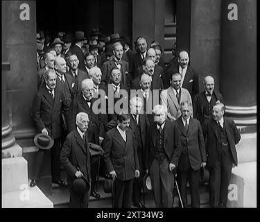 Internationale Staats- und Regierungschefs treffen sich auf den Stufen eines Gebäudes für eine Konferenz über wirtschaftliche Stabilität und Abrüstung. Unter ihnen Ramsay MacDonald, Aristide Briand, Pierre Laval, der italienische Außenminister Dino, conte di Grandi und der amerikanische Außenminister Henry L Stimson, 1931. Zuerst würde der neue Besen für Frieden fegen. In London trafen sich die Führer von sieben Großmächten, um über internationale Stabilität und Abrüstung zu diskutieren... Wir hatten sogar ein Deutschland im Völkerbund. Ein Hauch echter Versuche, als wären endlich alle vereint in der Erkenntnis der Absurdität des Krieges. Stockfoto