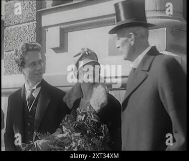 Kronprinz Leopold von Belgien und Prinzessin Astrid von Schweden gehen mit ihren Eltern Prinz Carl von Schweden und Norwegen und Prinzessin Ingeborg von Dänemark, 1926. Aus „Time to Remember 1926 – Short Sharp Shower“ ( Walze 3); Dokumentarfilm über 1926 – General Strike, internationale Politik, Tanz, Wetter und rekordbrechende Meisterleistungen. Stockfoto