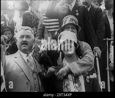 Gertrude Ederle, die erste Frau, die im Kanal schwimmt, kam 1926 in New York City an. Aus „Time to Remember 1926 – Short Sharp Shower“ (Reel 2); Dokumentarfilm über 1926 – General Strike, internationale Politik, Tanz, Wetter und rekordbrechende Meisterleistungen. Stockfoto