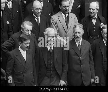 Internationale Staats- und Regierungschefs treffen sich auf den Stufen eines Gebäudes für eine Konferenz über wirtschaftliche Stabilität und Abrüstung. Unter ihnen Ramsay MacDonald, Aristide Briand, Pierre Laval, der italienische Außenminister Dino, conte di Grandi und der amerikanische Außenminister Henry L Stimson, 1931. Zuerst würde der neue Besen für Frieden fegen. In London trafen sich die Führer von sieben Großmächten, um über internationale Stabilität und Abrüstung zu diskutieren... Wir hatten sogar ein Deutschland im Völkerbund. Ein Hauch echter Versuche, als wären endlich alle vereint in der Erkenntnis der Absurdität des Krieges. Stockfoto