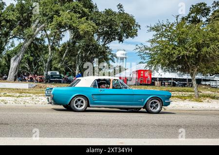 Gulfport, MS - 07. Oktober 2023: Weitwinkel-Seitenansicht eines Ford Mustang Cabriolets aus dem Jahr 1966 auf einer lokalen Autoshow. Stockfoto