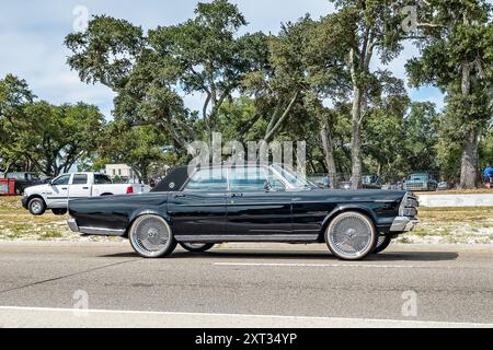 Gulfport, MS - 07. Oktober 2023: Weitwinkel-Seitenansicht eines Ford Galaxie 500 LTD 4-türigen Hardtops aus dem Jahr 1966 auf einer lokalen Autoshow. Stockfoto