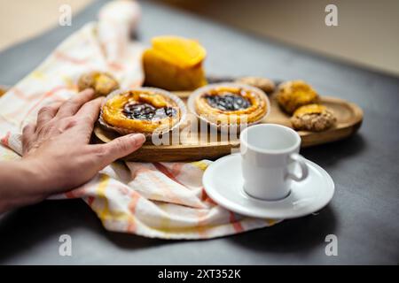 Traditionelle portugiesische Süßigkeiten mit Schwerpunkt auf dem berühmten Pastel de Nata, Faro, Portugal Stockfoto
