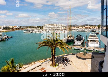 Eleganter Yachthafen mit luxuriösen Segelbooten und Yachten in Vilamoura, Algarve, Süd-Portugal Stockfoto