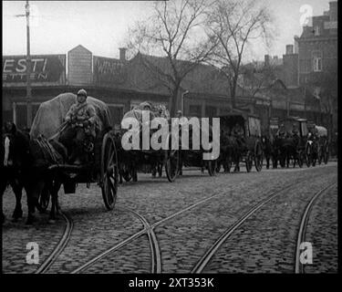 Französische Soldaten Escortwagen eine Kopfsteinpflasterstraße hinunter, 1924. Aus "Time to Remember - A Trip to Europe", 1924 (Rolle 1); ein Blick auf das politische und soziale Leben in Europa und darüber hinaus im Jahr 1924. Stockfoto