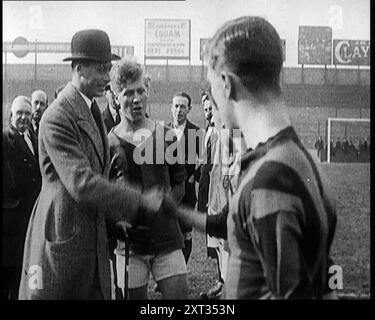 Prinz Albert, Duke of York, schüttelte sich vor dem Spiel 1922 die Hand mit dem Football Team in West Ham. The Future King George VI. Aus „Time to Remember – Sitting still and going Slow“, 1922 (Walze 1); Überblick über die Ereignisse im Jahr 1922 einschließlich irischer Probleme, Krieg zwischen Griechenland und der Türkei und Entwicklungen in der Luftfahrt und im Radio. Stockfoto