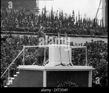 Adolf Hitler winkte einer großen Menge zu, 1930er Aus "Time to Remember - the Powers that WHO WE", 1930er Jahre (Walze 3); ein Dokumentarfilm über verschiedene wichtige Figuren der 1930er Jahre Stockfoto