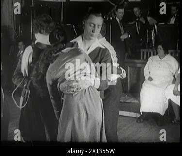 Paare tanzen im Halbschlaf bei einem Marathon Dance Contest, 1926. Aus „Time to Remember 1926 – Short Sharp Shower“ (Reel 2); Dokumentarfilm über 1926 – General Strike, internationale Politik, Tanz, Wetter und rekordbrechende Meisterleistungen. Stockfoto