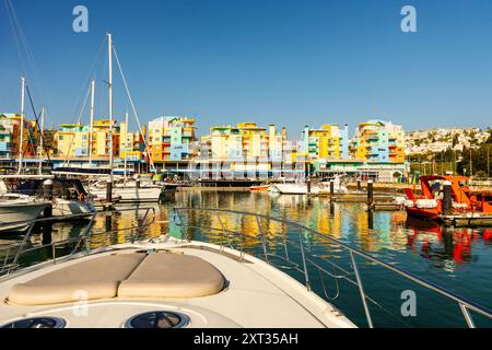 Blick auf wunderschöne farbenfrohe Häuser von der Jacht in Marina, Albufeira, Algarve, Portugal Stockfoto