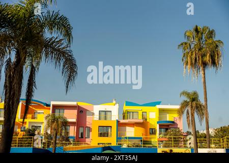 Farbenfrohe Häuser in der Marina von Albufeira, Algarve, Portugal Stockfoto