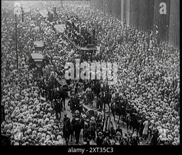 Eine große Menschenmenge, die 1926 eine Ticker Tape Parade in New York City ansieht. Aus „Time to Remember 1926 – Short Sharp Shower“ (Reel 2); Dokumentarfilm über 1926 – General Strike, internationale Politik, Tanz, Wetter und rekordbrechende Meisterleistungen. Stockfoto