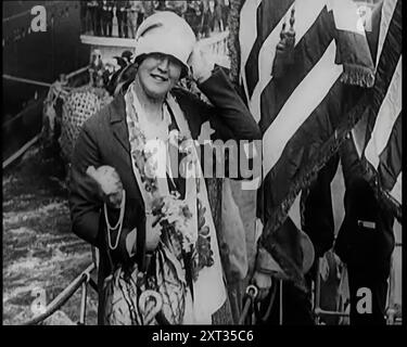 Gertrude Ederle, die erste Frau, die im Kanal schwimmt, kam 1926 in New York City an. Aus „Time to Remember 1926 – Short Sharp Shower“ (Reel 2); Dokumentarfilm über 1926 – General Strike, internationale Politik, Tanz, Wetter und rekordbrechende Meisterleistungen. Stockfoto