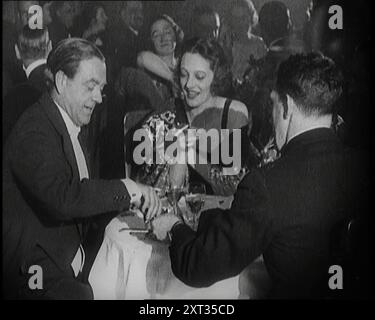 Britische Männer und Frauen sitzen und reden und rauchen an einem Tisch in einem Nachtclub, 1922. Aus "Time to Remember - Sitting still and going Slow", 1922 (Rolle 1); Überblick über die Ereignisse im Jahr 1922 einschließlich irischer Probleme, Krieg zwischen Griechenland und der Türkei und Entwicklungen in der Luftfahrt und im Radio. Stockfoto