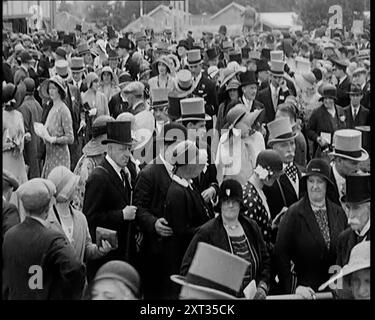 Eine große Menge von elegant gekleideten Menschen in Hüten auf der Ascot Horse Racing Track, 1931. „Bei Ascot [Pferderennen] die Menschenmassen wie immer, die Show der Mode, der Moment der Pracht“. Aus „Time to Remember – A New Era“, 1931 (Reel 4); Dokumentarfilm über die Welt in den frühen 1930er Jahren Stockfoto