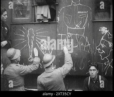 Italienische Soldaten benutzten Kreide für Graffiti A Train, 1922. "Der Stiefelhaufen, auf dem marsch nach Rom. Zu Tausenden strömten die blackshirts in Italiens Hauptstadt. Es war der große Tag der Faschisten. Aus "Time to Remember - Sitting still and going Slow", 1922 (Rolle 1); Überblick über die Ereignisse im Jahr 1922 einschließlich irischer Probleme, Krieg zwischen Griechenland und der Türkei und Entwicklungen in der Luftfahrt und im Radio. Stockfoto