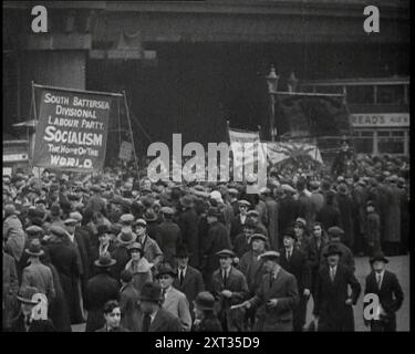 Die Menschenmenge marschiert auf einem Parteimarsch der Labour Party, 1930er Aus „Time to Remember – the Powers that WHO WE“, 1930er Jahre (Reel 2); ein Dokumentarfilm über verschiedene wichtige Figuren der 1930er Jahre Stockfoto