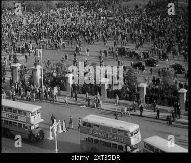 Menschenmenge im Hyde Park, 1930er Aus „Time to Remember – the Powers that WHO WE“, 1930er Jahre (Reel 2); ein Dokumentarfilm über verschiedene wichtige Figuren der 1930er Jahre Stockfoto