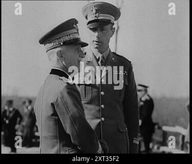 Victor Emmanuel III., König von Italien, der mit einem Mann in Uniform spricht, 1930er Jahre Aus „Time to Remember – the Powers that WHO WE“, 1930er Jahre (Walze 1); ein Dokumentarfilm über verschiedene wichtige Figuren der 1930er Jahre Stockfoto