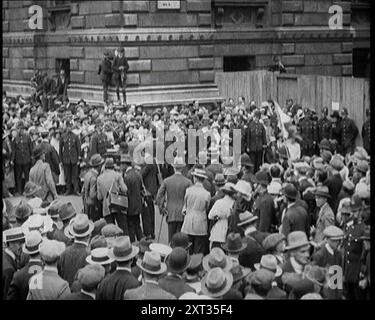 Menschenmassen Versammeln Sich Vor Der Downing Street, London, 1921. Aus "Time to Remember - The Time When Little Happened", 1921 (Reel 4); Ereignisse von 1921 - Irish treaty, Mad Stunts and Newspapers at Work. Stockfoto