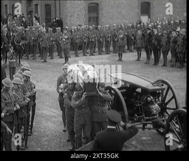 Britische Soldaten tragen den Sarg eines britischen Soldaten, der in der Union Flag (1920) gekleidet ist. "...von denen, die die britische Herrschaft aufrechterhalten wollten, wurde ein stetiger Tribut erhoben, und das war für britische Soldaten keine Möglichkeit, nach Hause zu gehen." Leiche eines Soldaten, der nach dem Tod in Irland während der Unruhen zurückgeführt wurde. Aus "Time to Remember - the Plunge into Peace", 1920 (Reel 4); Ereignisse von 1920 - Hochzeiten, Frauenrechte, industrielle Unruhen und Probleme in Irland Stockfoto