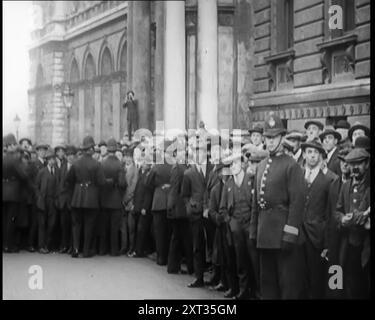 Massen von Zivilisten und Presse stehen vor der Downing Street 10 am Ende des Generalstreiks, 1926. Aus „Time to Remember 1926 – Short Sharp Shower“ (Reel 4); Dokumentarfilm über 1926 – General Strike, internationale Politik, Tanz, Wetter und rekordbrechende Meisterleistungen. Stockfoto