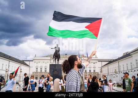 Warschau, Mazovia, Polen. August 2024. Während der Demonstration schwingt ein Demonstrant die palästinensische Flagge vor dem polnischen Präsidentenpalast. Am 3. August 2024 erreichte der anhaltende Völkermord Israels in Palästina 300 Tage, propalästinensische Demonstranten protestieren durch Warschau. Mit Plakaten und Fahnen gingen die Demonstranten von Warschaus Königsschloss am Plac Zamkowy vorbei am Präsidentenpalast und der Warschauer Universität zu ihrem Ziel, der amerikanischen Botschaft. (Credit Image: © Neil Milton/SOPA Images via ZUMA Press Wire) NUR REDAKTIONELLE VERWENDUNG! Nicht für Commercia Stockfoto