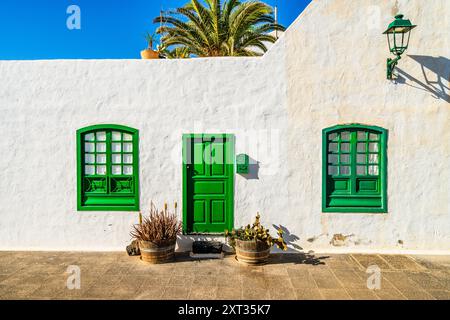 Malerische weiß getünchte Architektur mit grünen Elementen in Costa Teguise, Lanzarote, Kanarischen Inseln, Spanien Stockfoto